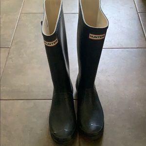 Hunter “huntress” matte navy tall rain boots